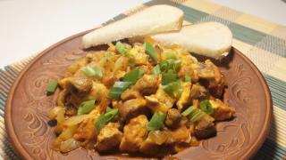 Овощное рагу с грибами и курицей в балканском стиле