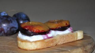 Быстрый и вкусный завтрак - Гренки со сливами и творожком