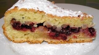 Творожный пирог с брусникой и яблоками