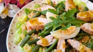 Сытный салат с булгуром, зеленой фасолью и курицей