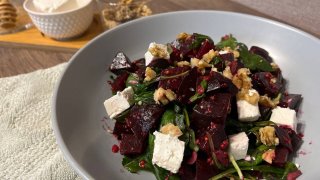 Изысканный салат из свёклы и мягкого сыра с ярким акцентом